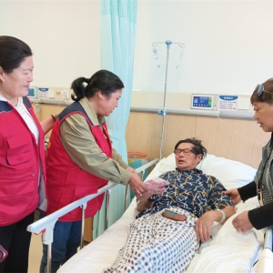 徐州泉山區(qū)雷鋒服務(wù)隊負(fù)責(zé)人看望住院公益人